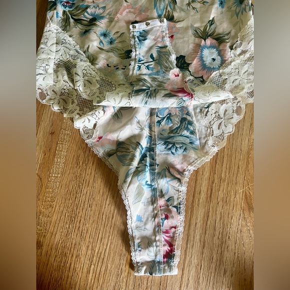 VINTAGE VICTORIA’S SECRET- Gold label satin lingerie - Picture 5 of 5